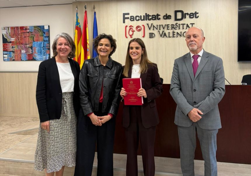 Rosa Pla juntament amb el tribunal després de la defensa de la seua tesi doctoral